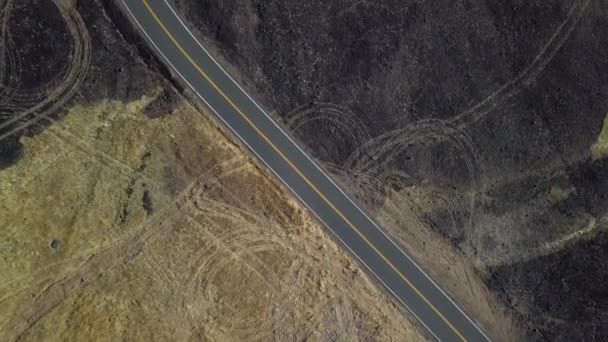 Drone Zoomant Hors Route Déplaçant Vers Haut Pour Révéler Les — Video