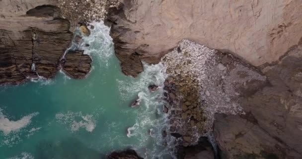 Létání Nahoru Pryč Skalnaté Oblázkové Pláže Vlnami Pobřeží Kalifornie Blízkosti — Stock video