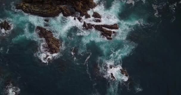 Voando Sobre Rochas Penhascos Ondas Costa Califórnia Perto Highway One — Vídeo de Stock