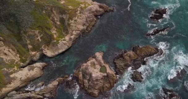 拍到的岩石和海浪拍到了中加利福尼亚海岸和加州第一高速公路 — 图库视频影像