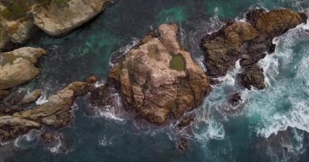 Luftaufnahme Von Felsen Und Wellen Der Zentralen Kalifornischen Küste Der — Stockvideo
