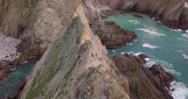 在太平洋加利福尼亚海岸的地质尖峰上 无人驾驶飞机向悬崖飞去 — 图库视频影像