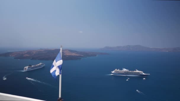 Handheld Wide Shot Greek Flag Cliff City Thira Santorini Greece — Stock video