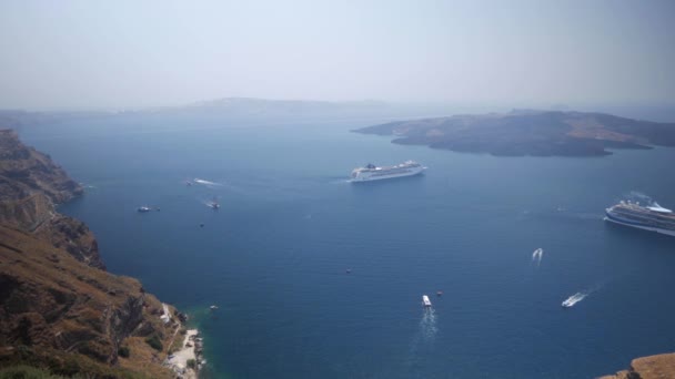 Tiro Largo Vista Cidade Thira Santorini Greece Com Muitos Barcos — Vídeo de Stock