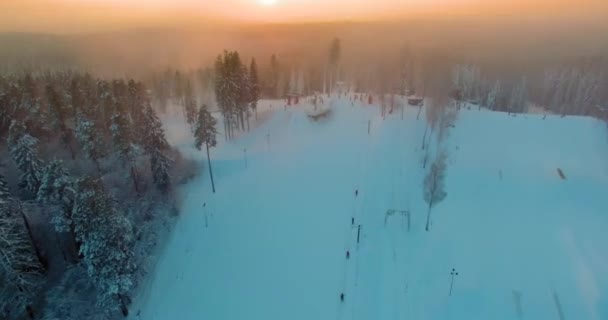 Gün Batımında Köknar Ağaçlarıyla Çevrili Bir Snowboard Pistinin Hava Görüntüsünü — Stok video