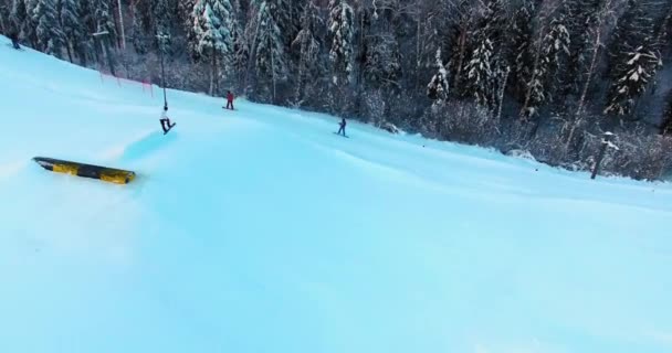 Boczny Widok Lotu Ptaka Snowboardzistę Skaczącego Wieczorem Stoku Parku Terenowym — Wideo stockowe