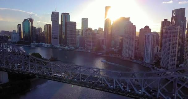 Vista Aérea Hacia Delante Una Ciudad Con Edificios Altos Puente — Vídeo de stock