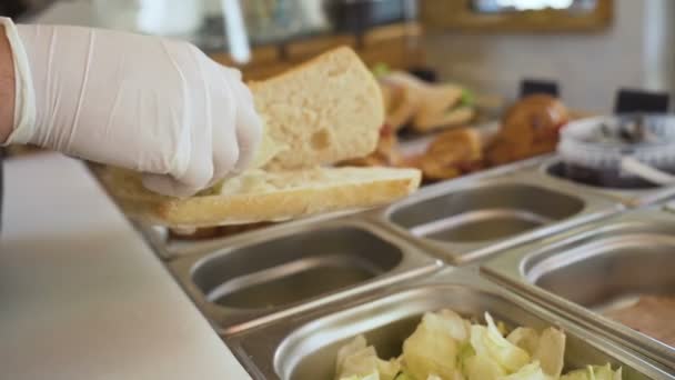 Menutup Tangan Manusia Menempatkan Kubis Dan Membuat Sandwich — Stok Video