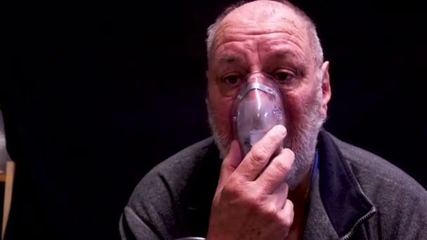 一个戴着氧气面罩呼吸的成熟的秃头男人 — 图库视频影像