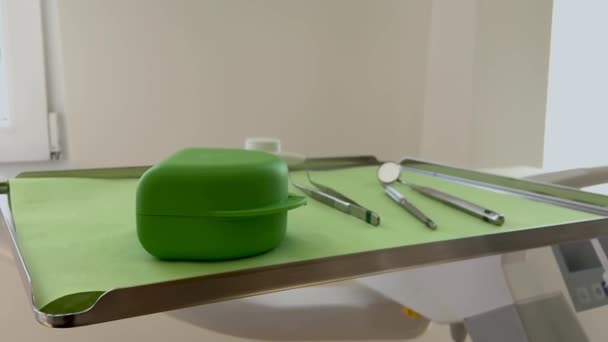 Ferramentas Ortodontista Dentista Deitado Pronto Uma Bandeja Verde Lado Uma — Vídeo de Stock