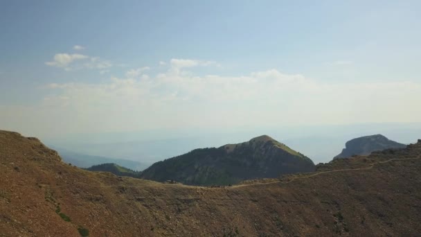 Impresionante Disparo Dron Que Muestra Los Excursionistas Largo Una Ridgeline — Vídeos de Stock