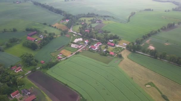 Zdjęcia Lotnicze Wsi Pochmurny Dzień Lecący Wysoko Chmurach Polskie Krajobrazy — Wideo stockowe