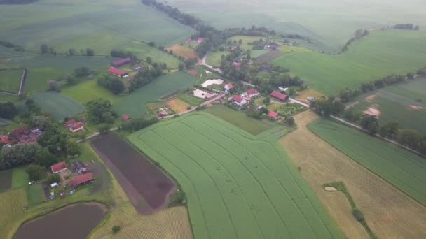 Zdjęcia Lotnicze Wsi Pochmurny Dzień Lecący Wysoko Chmurach Polskie Krajobrazy — Wideo stockowe