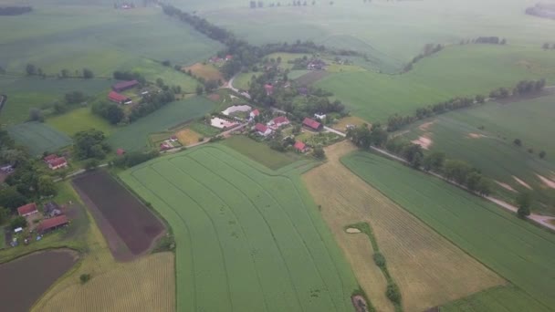 Zdjęcia Lotnicze Wsi Pochmurny Dzień Lecący Wysoko Chmurach Polskie Krajobrazy — Wideo stockowe