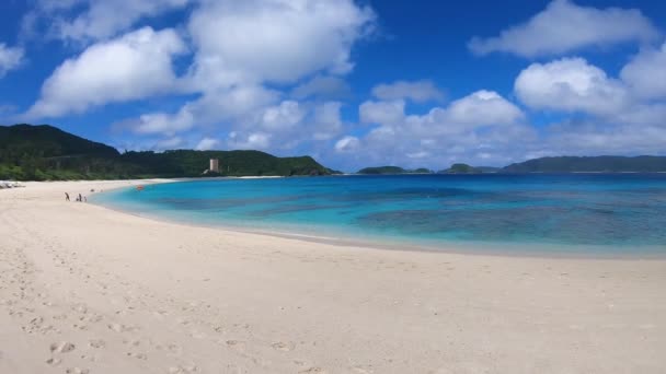 热带岛屿海滩清澈的蓝水 日本冲绳喀拉麦潘左 — 图库视频影像