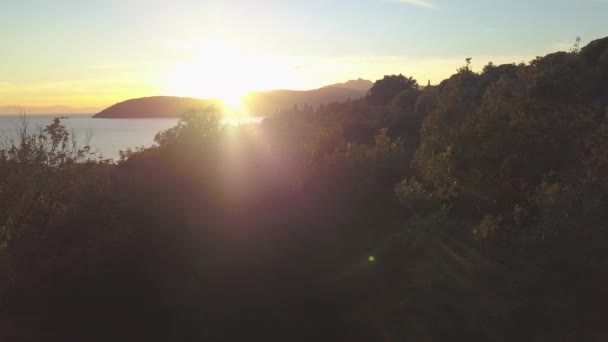 イタリアのエルバで美しい夕日の上に空中ドローンショットパンニング — ストック動画