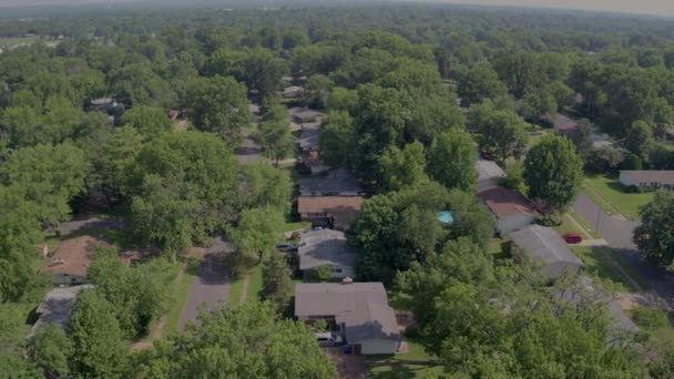 Воздушная Трасса Слева Над Пригородными Домами Ранчо Стиле Пригороде — стоковое видео