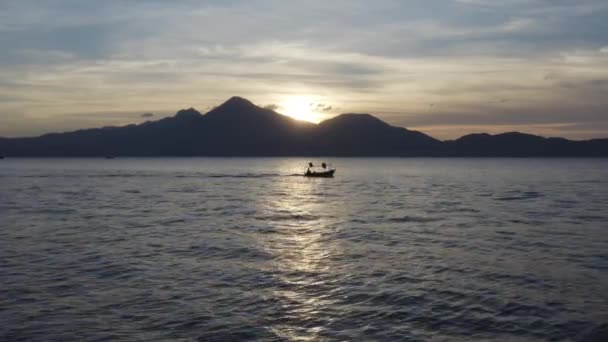 Barco Pesca Dirige Para Oceano Pôr Sol Contra Uma Bela — Vídeo de Stock