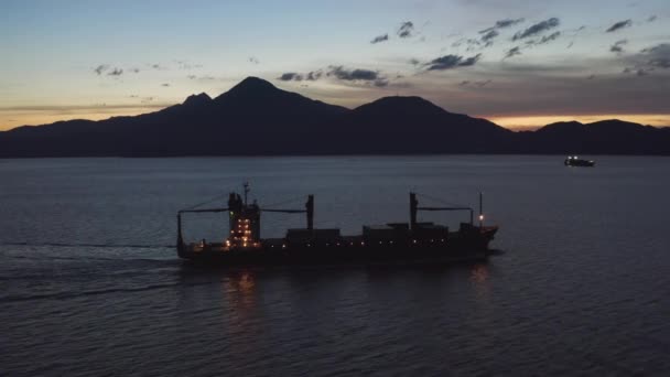 南シナ海への夜間湾外貨物船自動車 — ストック動画