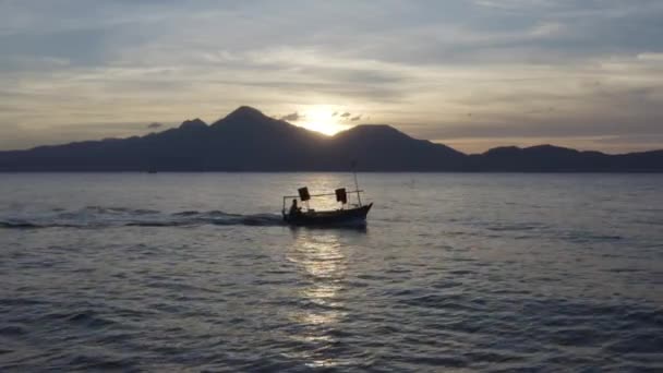 Vissen Boot Motoren Uit Naar Oceaan Bij Zonsondergang Tegen Een — Stockvideo