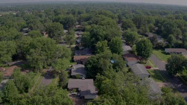 Luftbildkamera Schwebt Über Einem Vorstadtviertel — Stockvideo