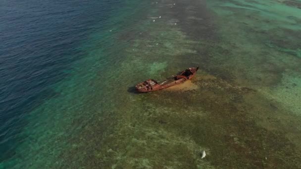 カリブ海のサンゴ礁で難破船の壮大な360空中地球ショット — ストック動画