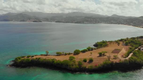 Záběry Bezpilotního Letounu Poloostrova Horami Městem Karibského Ostrova Grenada — Stock video