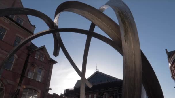 ベルファスト市内中心部の彫刻のダイナミックなショット — ストック動画