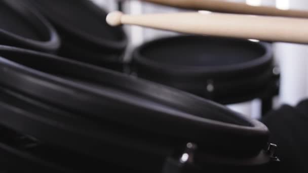 Крупный План Барабанных Палочек Отскакивающих Электрического Барабана Замедленной Съемке — стоковое видео