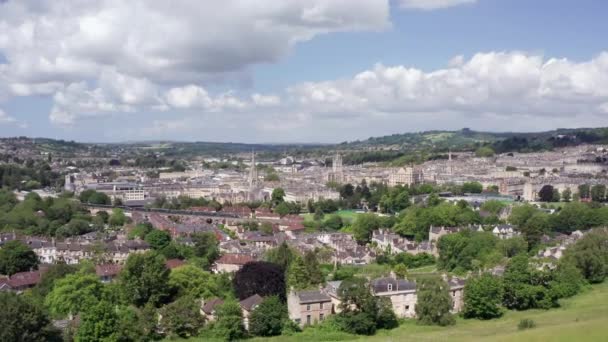 Aerial Shot Pulling Bort Från Staden Bath Inklusive Bath Abbey — Stockvideo