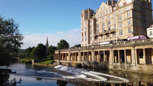 Static Slow Motion Shot Van Pulteney Weir Het Empire Hotel — Stockvideo