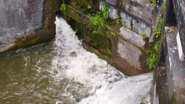 Super Zeitlupe Nahaufnahme Von Hölzernen Kanalschleusentoren Die Mit Wasser Verschlossen — Stockvideo