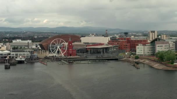 Narrow Aerial Flyover Cardiff Bay Pulling Back Quayside Cloudy Summers — Stok Video