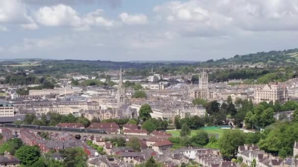 Aerial Shot Pulling Bort Från Staden Bath Inklusive Bath Abbey — Stockvideo