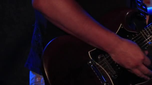 Gitarist Speelt Gitaar Een Podium Tijdens Een Concert Live Solo — Stockvideo