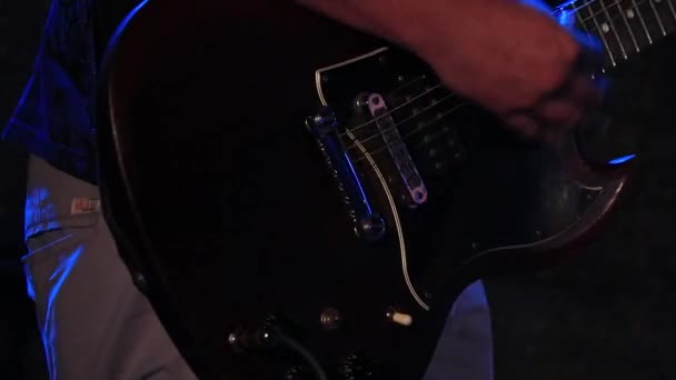 Gitarist Die Live Rockmuziek Speelt Een Podium Muzikant Speelt Solo — Stockvideo