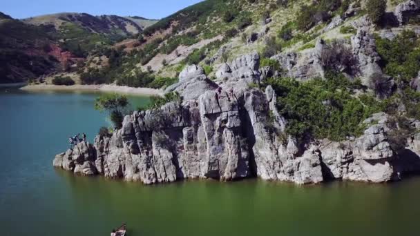 Drohnenschuss Über Dem Causey Reservoir Viele Leute Sind Unten Sehen — Stockvideo