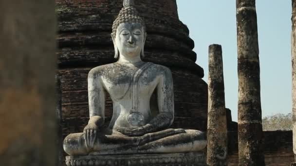 Статус Будды Таиланде Расположен Историческом Парке Сатчаналай Сукхотай Таиланд — стоковое видео