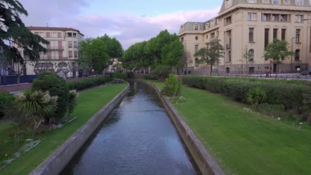 Nézi Végig Csatorna Perpignan Belvárosában Egy Forró Szeles Napon Nyár — Stock videók