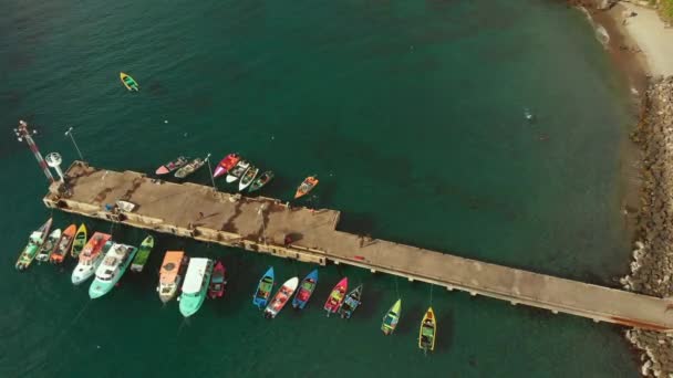 Vue Aérienne Des Bateaux Pêche Vendant Leurs Captures Long Jetée — Video