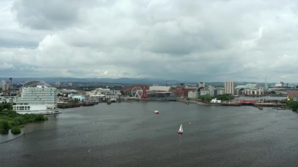 Überführung Der Bucht Von Cardiff Richtung Quayside Einem Bewölkten Sommertag — Stockvideo