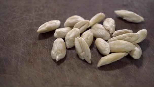 Sebuah Panci Closeup Kacang Galip Atas Meja Kayu — Stok Video