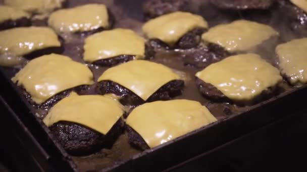 Hamburguesas Queso Cocinando Comal Plano Con Vapor — Vídeos de Stock