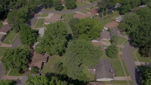 Wegziehen Über Vorstadtstraßen Und Häuser — Stockvideo