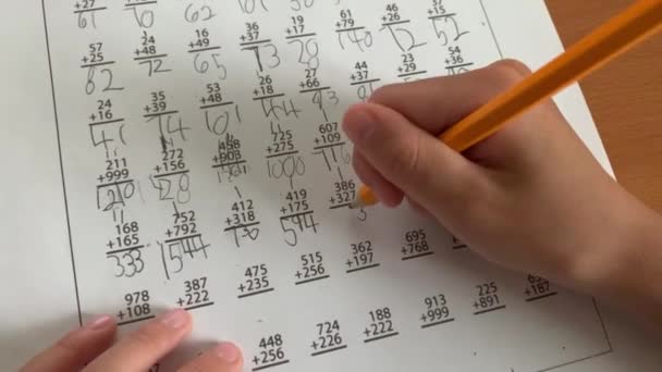 Criança Resolvendo Problemas Matemáticos Com Lápis Número — Vídeo de Stock