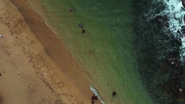 Odhalující Dron Natočený Venkovském Pobřeží Vlnami Narážejícími Pobřeží Karibského Ostrova — Stock video