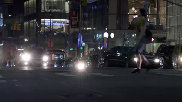 Circulation Estivale Nocturne Occupée Dans Rue New York — Video