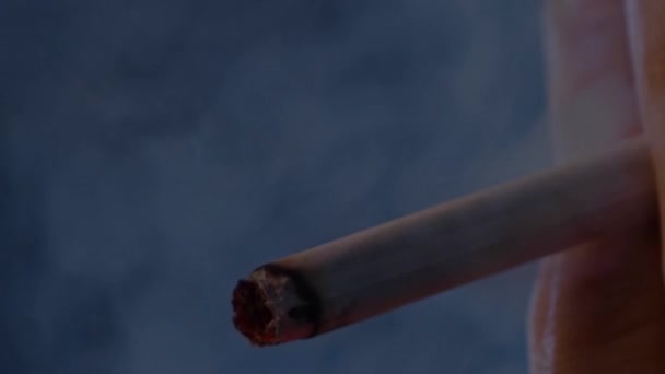 초음속으로 담배를 피우는 모습을 클로즈업 — 비디오
