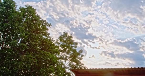 Handhållen Bild Morgonljus Solig Himmel Med Moln — Stockvideo