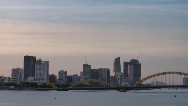 现代城市天际线的城市时光流逝 与越南河流上的霓虹灯 龙桥和小船的昼夜转换 — 图库视频影像